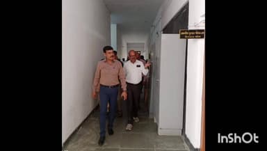 बलिया: विकास भवन में अनावश्यक सामान देखकर डीएम भड़के, अधिकारियों की लगाई क्लास