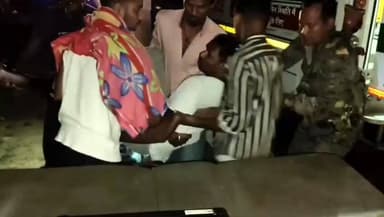 गोला: सोनडीमरा गांव के पास दो हाईवा की टक्कर में चालक गंभीर घायल, गोला में इलाज के बाद रेफर