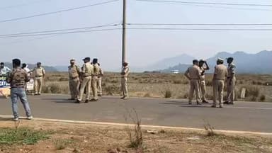 పాడేరులో డిప్యూటీ సీఎం పవన్ కళ్యాణ్ పర్యటన సందర్భంగా ఎక్కడికక్కడ వాహనాలు నిలిపివేసిన పోలీసులు