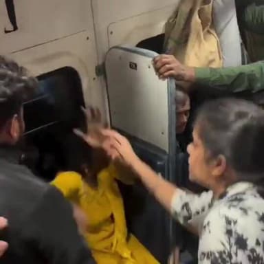 ट्रेन में विवाद के बाद युवक ने महिला की पिटाई, वीडियो वायरल
#TrainViralVideo #RailwayNews #ViralVideo #IndiaNews #TrainI...