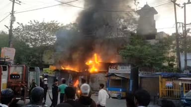 बहन के अंतिम दर्शन को गया भाई, पीछे से आग ने जला दी दोनों दुकानें — काशीपुर के व्यापारी पर टूटा दुखों का पहाड़।
#Kashipu...