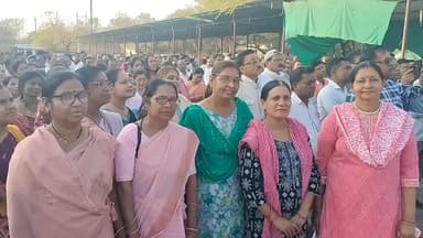 दमोह: TET परीक्षा के विरोध में शिक्षकों का कलेक्ट्रेट में प्रदर्शन, CM के नाम ज्ञापन, मांगे पूरी न होने पर प्रदर्शन की चेतावनी