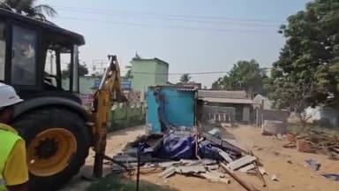 ବରଗଡ: କଳାପାଣି ଠାରେ ନିଶା ଆଡ୍ଡା ଉପରେ ଚାଲିଲା ପ୍ରଶାସନର ବୁଲଡୋଜର