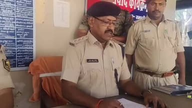 समस्तीपुर: दरभंगा: सिंघिया थाने की पुलिस ने भारी मात्रा में गांजा व विदेशी शराब के साथ तीन लोगों को किया गिरफ्तार