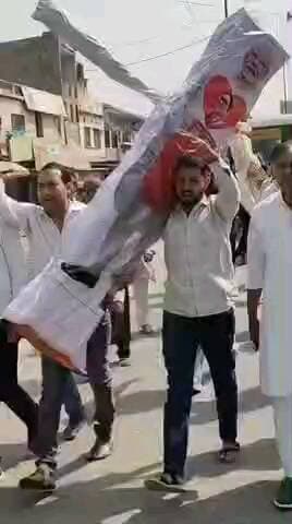 बहरोड़: बहरोड़ में एलपीजी सिलेंडरों के मुद्दे पर कांग्रेस ने किया प्रदर्शन, बड़ा आंदोलन करने की दी चेतावनी