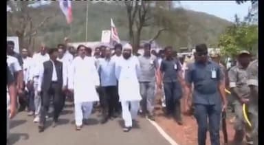 పాడేరు మండలం ఓనూరు జంక్షన్ నుంచి ఓనూరు గ్రామం వరకు కాలినడకన వెళ్లిన ఉప ముఖ్యమంత్రి పవన్ కళ్యాణ్