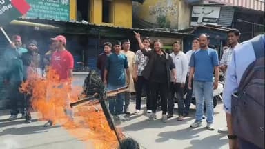 चमोली: गैरसैंण राजधानी और यूकेडी नेताओं की गिरफ्तारी को लेकर गोपेश्वर में यूकेडी कार्यकर्ताओं ने फूंका सरकार का पुतला