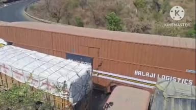 सेंधवा: बिजासन घाट में ट्रेलर डिवाइडर पर चढ़ा, चार किलोमीटर लंबा जाम लगा