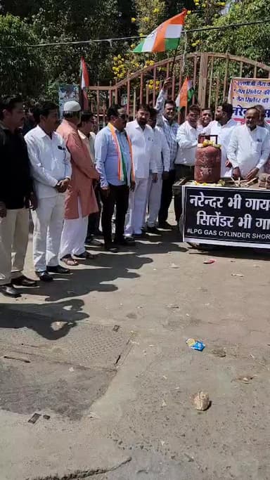 एलपीजी गैस की किल्लत व बढ़ाए गए दामों के विरोध में कांग्रेस ने कन्नौद रोड पर पानी टंकी के पास धरना प्रदर्शन किया।