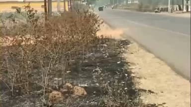 କୋଟପାଡ: ବୋରିଗୁମ୍ମା ନବରଙ୍ଗପୁର ଜାତୀୟ ରାଜପଥ କଡ଼ରେ ଦୁର୍ଘଟଣାଘଟଇ ବହୁତ ଦିନ ଧରି ପଡିରହି ଥିବା ଏକ କାରରେ ନିଆଁ