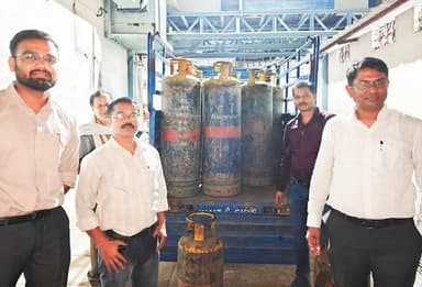 "टिक्कड़" केंटीन में अवैध रूप से रखे 27 एलपीजी सिलेंडर जब्त किए गए
---
आवश्यक वस्तु अधिनियम के तहत होगी कार्यवाही
---
एल...