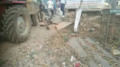 उप जिला अस्पताल वैर के गेट के सामने लोहे के बने खोखानुमा के द्वारा दबंगो ने कर रखे अतिक्रमण को प्रशासन ने हटाया