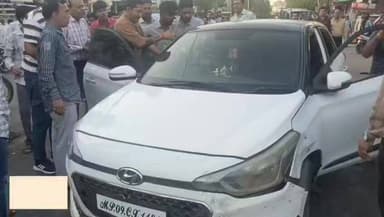 #शामगढ़ आडा बाजार ओर मेन रोड पर शराब के नशे में कार चालक ने 10 से 12 गाड़ियों को मारी टक्कर गाड़ी मालिकों ने रोड पर घसीट...