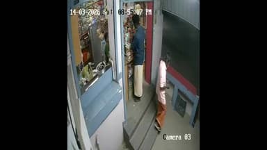 வேடசந்தூர்: சுக்காம்பட்டியில் பட்டாகத்தியால் மளிகை கடையை அடித்து உடைத்த சிசிடிவி காட்சி