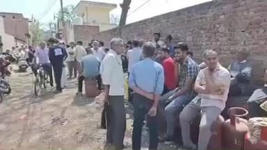 रोहतक: गैस एजेंसियों पर सिलेंडर के लिए भारी भीड़, बुकिंग के बाद भी नहीं मिल रहे सिलेंडर