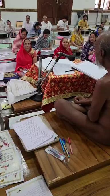 तत्वार्थ सूत्र पर नेमीनगर स्थित नेमिनाथ मंदिर में श्रावक-श्राविकाओं ने मुनिश्री विश्व सूर्य की उपस्थिति में परीक्षा दी