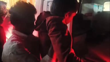 अचानक कुत्ते के जैसा भौंकने लगा लड़का, परिजन भागे-भागे अस्पताल लेकर पहुंचे,डॉक्टर बोले अब नहीं बच पाएगा।
#UPNews #letes...