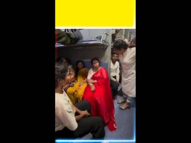 साड़ी का पल्ला गिरा, ब्लाउज खुले: OMG! ये क्या हो गया? 😱#Saharanpur #UPNews #RailwayStation #DrugAbuse #ChildAddiction #...