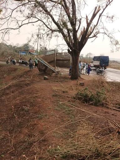 #ଘୂର୍ଣ୍ଣିଝଡ଼_ତାଣ୍ଡବ 🌪️
ମୟୂରଭଞ୍ଜ ଜିଲ୍ଲା କରଞ୍ଜିଆ ଅଞ୍ଚଳର କଙ୍କଡା ଗାଁରେ ଭୟଙ୍କର ଘୂର୍ଣ୍ଣିଝଡ଼ର ତାଣ୍ଡବ ଦେଖିବାକୁ ମିଳିଛି। ହଠାତ୍ ବେଗ...