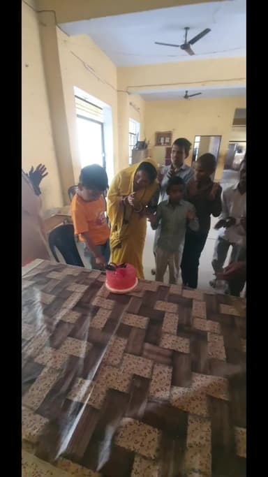 netheen bacho ke sath manaya janmdin