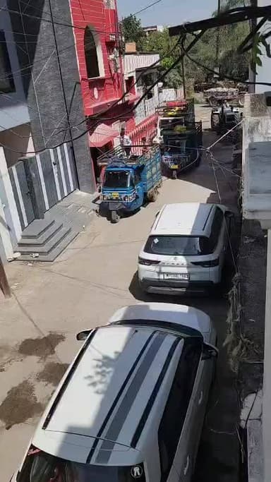 कृषि उपज मंडी में बंपर आवक होने से कॉलोनी चौराहे के समीप ट्रैक्टर-ट्रॉलियों की कतार लगी।शांति नगर में भी जाम लगा है।