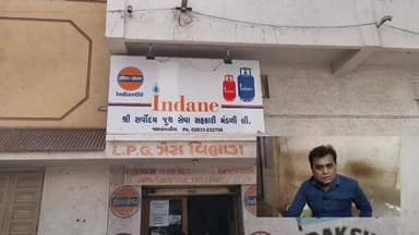 ખંભાળિયા: દ્વારકા જીલ્લાના ખંભાળિયામાં ગેસની અછત ની અફવા વચે
ઘરેલું ગેસ ના બાટલા મેળવવા લાંબી લાઈનો લાગી.