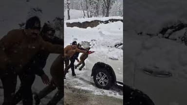 बर्फवारी के चलते ये हाल बने हैं मनाली लाहुल में #viral #viralvideo #follow #snowfall