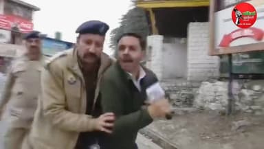 लोकतंत्र का चौथा स्तंभ कहलाने वाला मीडिया के पत्रकार के साथ पुलिस द्वारा ऐसा व्यवहार निंदनीय है
#kullutodaynews #SachKi...