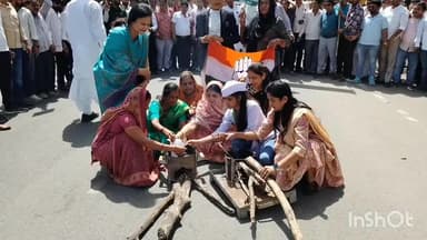 भीलवाड़ा: बढ़ती महंगाई पर कांग्रेस ने किया हल्ला बोल, गैस सिलेंडर की 'शव यात्रा' निकालकर पीएम मोदी का फूंका पुतला