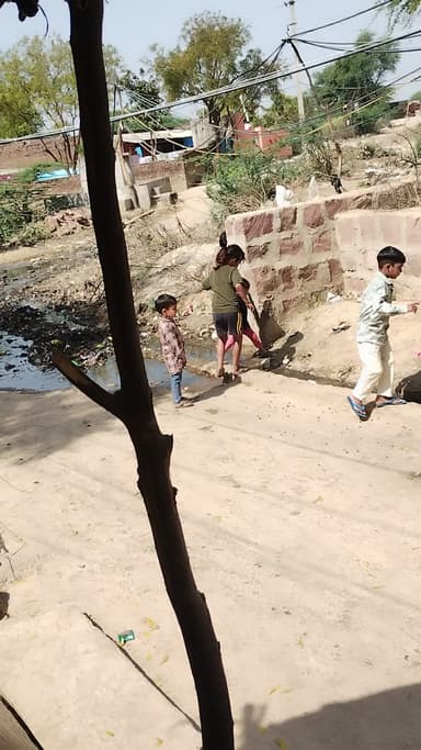 ग्राम पंचायत सामौर
बच्चों का निकलना हुआ मुश्किल