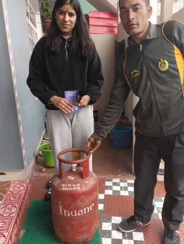 पिथौरागढ़: पिथौरागढ़ में गैस सिलेंडरों की होम डिलीवरी से उपभोक्ताओं को मिल रही सुविधा