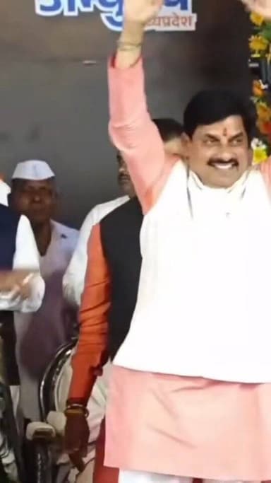 मध्यप्रदेश के मुख्यमंत्री मोहन यादव बुरहानपुर के नेपानगर पहुंचे जहाँ करोडो के विकास कार्य नेपा को दिए
#burhanpur #tren...