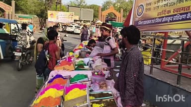 प्रतापगढ़: रंग तेरस की तैयारी: बाजारों में रंग-गुलाल और पिचकारियों की दुकानें सजी, खरीदारी के लिए उमड़ रहे लोग