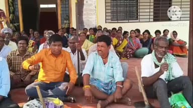 వర్ని: ఉపాధి హామీ పనులు కల్పించాలని మోస్రా లో ఉపాధి హామీ కార్మికుల నిరసన