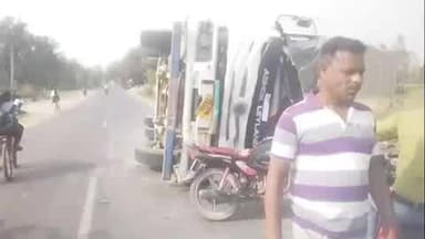 सिराथू: धाता रोड़ पर कार को बचाने के चक्कर में बालू लादकर जा रहा डंपर पलटा, बड़ा हादसा टल गया