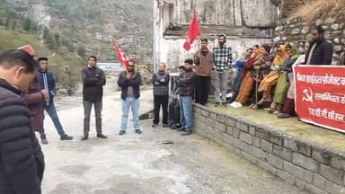 सैंज हाइड्रोपाबर कारपोरेशन के पावर हाउस के बाहर गरजे आउटसोर्स कर्मचारी परियोजना प्रबंधन को सुनाई खूब-खरी खोटी।