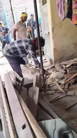 बड़हराः सरैया में एक सप्ताह से सांप के आतंक से लोगों को मिला छुटकारा, एक व्यक्ति ने हाथ से पकड़ कर सांप छोड़ने का फोटो ह