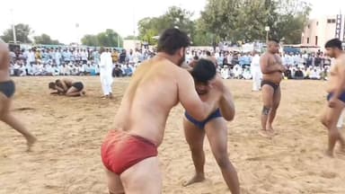 बाढ़डा। गांव कादमा में दादी सेढ़ माता मंदिर परिसर में वार्षिक मेले के अवसर पर भव्य कुश्ती दंगल का आयोजन किया गया। दंगल म...