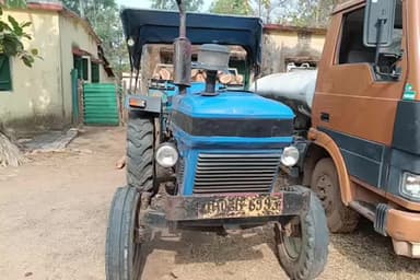 सिमडेगा: जेवियर कॉलेज के पास वन विभाग ने सागवान लदी लकड़ी के साथ ट्रैक्टर ज़ब्त किया