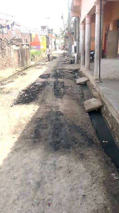 , गांव गददी नगली मै रास्ते पर सफाई कर्मचारियो ने गन्दगी को फैला दिया
जिससे राहगीरों को दुर्गन्द एवं चलने मै परेशानी है