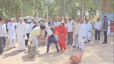तारानगर: रसोई गैस की बढ़ी कीमत के विरोध में तारानगर में विधायक नरेंद्र बुडानिया के नेतृत्व में कांग्रेस ने फूंका पीएम मोदी का पुतला
