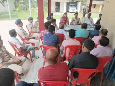 #ईद पर्व एवं #रामनवमी, #चैत्र_नवरात्र के अवसर पर सुरक्षा व विधि-व्यवस्था संधारण के दृष्टिगत... . आज दिनांक:-17.03.2025 को #बारसोई थाना परिसर में शांति समिति की बैठक की गई।