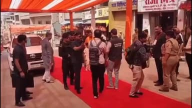 मिर्ज़ापुर: विंध्याचल धाम पहुंचे मुख्यमंत्री योगी आदित्यनाथ ने मां विंध्यवासिनी के दर्शन किए, नवरात्र मेले की तैयारियों की समीक्षा