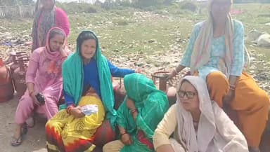 #मायूस लोग चकरपुर रेलवे ग्राउंड से अब लौटने लगे,,
#सोशल मीडिया में मीडिया को कोसने एवं गैस वितरण की तारीफ करने वाले जान...