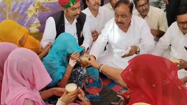 गणपत सिंह मांडोली हत्याकांड के आरोपियों की गि#रफ्तारी के बाद गणपतसिंह की मां व पत्नी को ज्यूस पिलाकर भूख हड़ताल समाप्त कर...