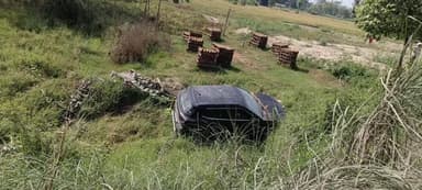 तरियानी चौक: आरटीओ चेकिंग के डर से बड़ा हादसा, बाइक चालक की गलती से कार 10 फीट खाई में गिरी