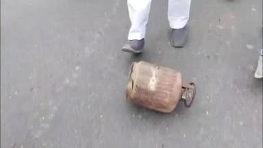 ग्वालियर गिर्द: सिलेंडर की कीमत और महंगाई को लेकर कांग्रेस की अनोखी रैली, सिलेंडर और ढोल-मजीरों के साथ रैली निकाली