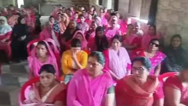 राठ: ब्लॉक सभागार में आंगनबाड़ी कार्यकत्रियों ने प्रशिक्षण में भ्रष्टाचार के आरोप लगाए, कहा- घटिया गुणवत्ता का मिलता है खाना