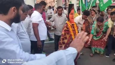 ରେମୁଣା: ଷ୍ଟେସନ ଛକ ଠାରେ ବିଜେଡି ପକ୍ଷରୁ ରାଜ୍ୟ ସଭା ନିର୍ବାଚନରେ କ୍ରୋସ ଭୋଟିଂ କରିଥିବା ବସ୍ତା ବିଜେଡି ବିଧାୟିକାଙ୍କ କୁଶପୁତ୍ତଳିକା ଦାହ