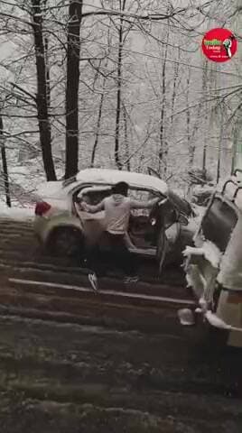 सोलंग वैली में दो दिन में हुई ताजा बर्फबारी के बाद रोड़ में गाड़ियां लगी टकराने
#kullutodaynews #SachKiAwaaz #MediaPowe